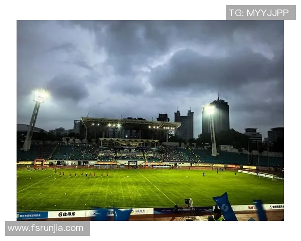 南京足球队的控球策略与失误分析:提升球队竞争力的关键因素 南京足球队的控球策略与失误分析:提升球队竞争力的关键因素