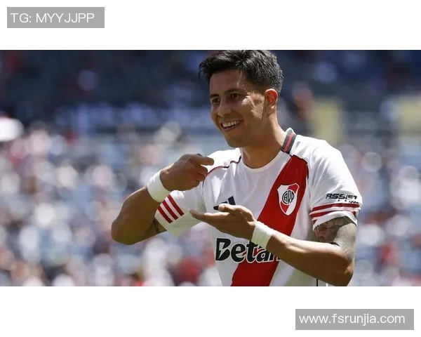 足球明星意外砸东西瞬间曝光引发热议网友纷纷评论搞笑场面令人捧腹